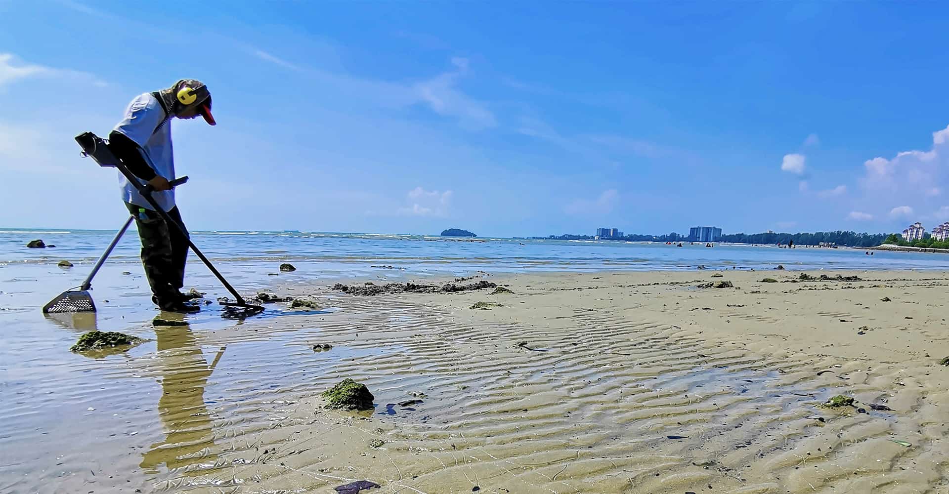 Detectorista separando objetivos con detector de metales