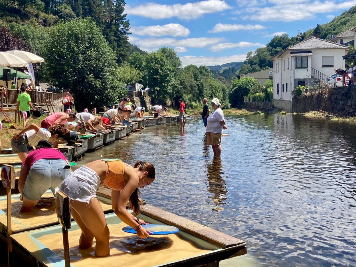 Bateo de oro en río Navelgas