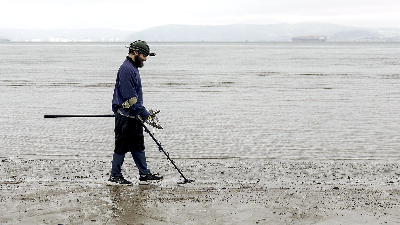 La humedad en la detección de metales en playa