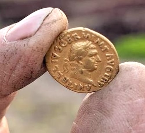 Moneda antigua con detector de metales